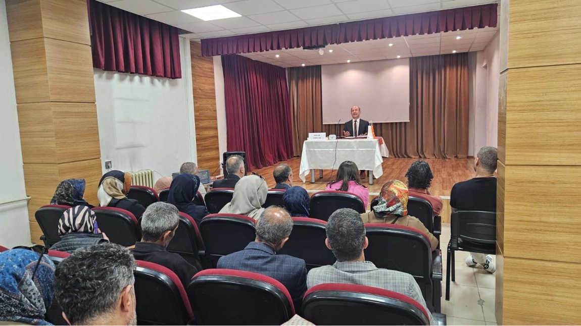 Prof. Dr. Erkan DÜZ Okulumuzda Velilerimizle Sohbet Gerçekleştirdi